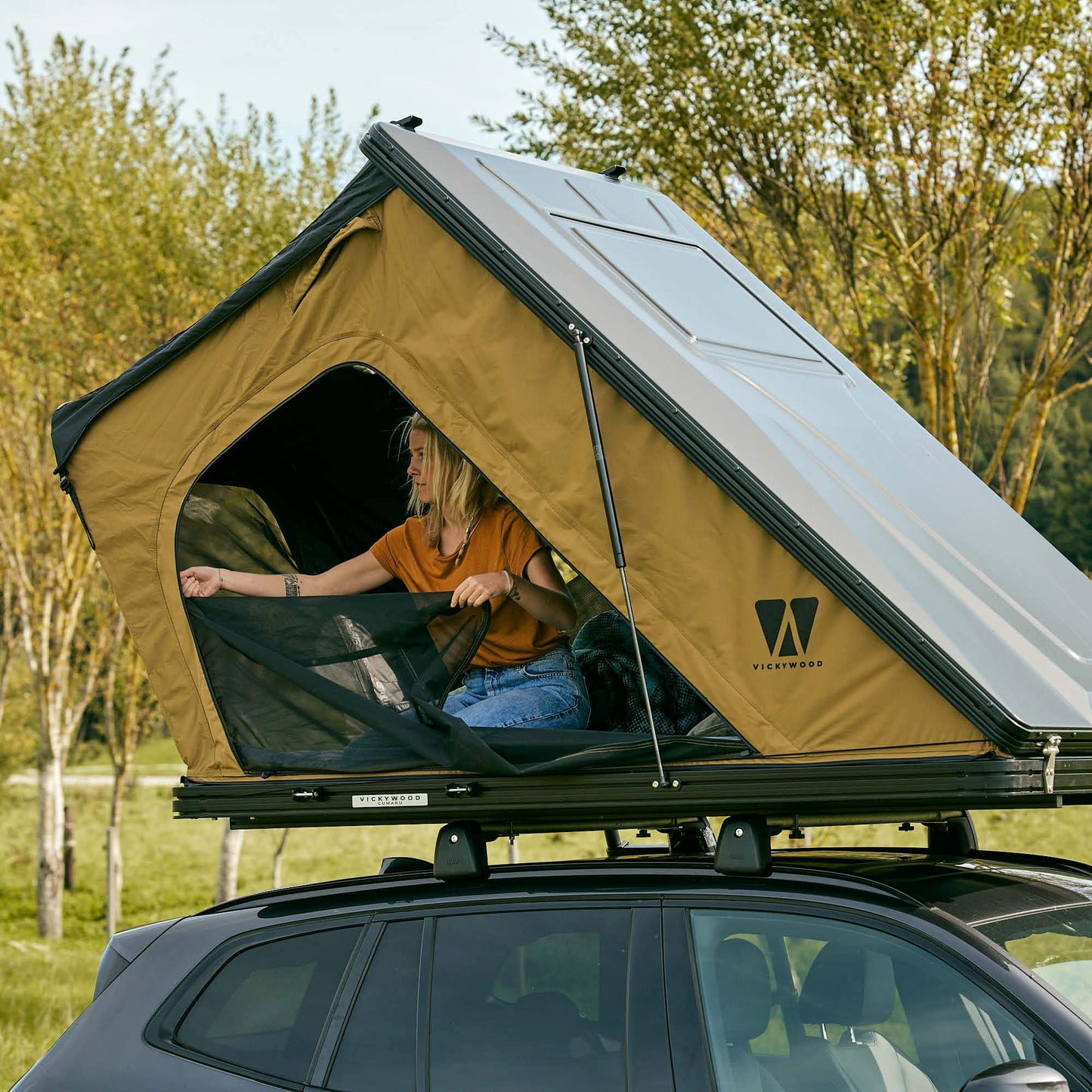  ALUMINUM HARD SHELL ROOF TENT CUMARU 135 - Dachzelt